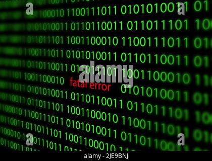 Fatal error rote Farbbeschriftung zwischen digitalem Code auf schwarzem Hintergrund Stockfoto