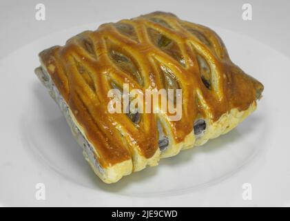 Taro Pie isoliert auf weißem Hintergrund, Nahaufnahme im Studio Stockfoto