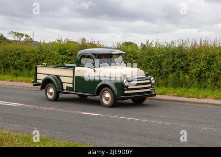 1950 Dodge B-2-C Pick-up; 50s fünfziger Jahre American Green Dodge LCV 3500cc Benzin restaurierten LKW; geschätzt, Oldtimer, Veteran, retro Sammlerstück, Restaurierte, geschätzte Oldtimer, Heritage Event, Oldtimer, historische Automobile auf dem Weg zum Hoghton Tower für das Supercar Summer Showtime Car Meet, das von Great British Motor Shows in Preston, Großbritannien, organisiert wird, grüner Creamtrruck, Lastwagen, LKW, LKWs Stockfoto