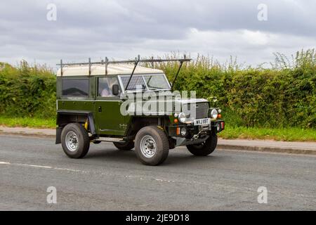 1975 70s 70er Jahre, Custom Green Adventure Land Rover modifiziert. Geländewagen 4x4 Geländewagen 2495cc Diesel-LKW; geschätzt, Oldtimer, Veteran, Retro-Sammlerstück, Restaurierte, geschätzte Oldtimer, Heritage Event, Oldtimer, historische Automobile auf dem Weg zum Hoghton Tower für das Supercar Summer Showtime Car Meet, das von Great British Motor Shows in Preston, Großbritannien, organisiert wird Stockfoto