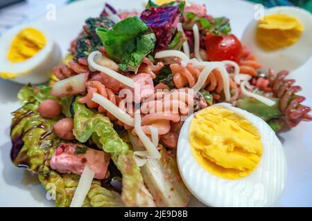 Italienischer Fusilli Nudelsalat auf einem Teller Stockfoto