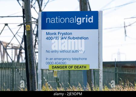 Monk Fryston Umspannwerk nationales Netzschild, North Yorkshire, England, Großbritannien Stockfoto