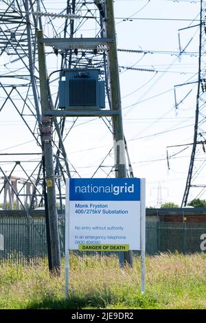 Monk Fryston Umspannwerk nationales Netzschild, North Yorkshire, England, Großbritannien Stockfoto