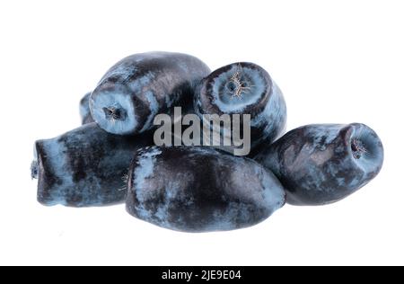 Geißel isoliert auf weißem Hintergrund. Reife Beeren von Geißbauch. Beschneidungspfad Stockfoto