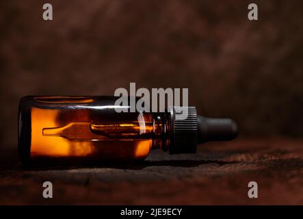 Hautpflegeprodukte, Naturkosmetik. Schönheitskonzept für die Gesichts- und Körperpflege. Mock-up von Kosmetikprodukten, Dropper. Stockfoto
