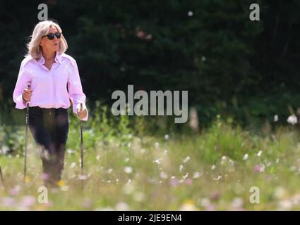 Elmau, Deutschland. 26.. Juni 2022. Brigitte Macron, Ehefrau des französischen Präsidenten Macron, auf einer gemeinsamen Nordic-Walking-Tour. Deutschland wird vom 26. Bis 28. Juni G7 2022 Gastgeber des Gipfels der wirtschaftlich starken Demokratien sein. Quelle: Karl-Josef Hildenbrand/dpa/Alamy Live News Stockfoto