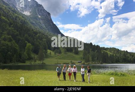 26. Juni 2022, Bayern, Elmau: Christian Neureuther, ehemaliger Profiskifahrer (l-r), Carrie Johnson, Ehefrau des britischen Premierministers Johnson, Miriam Neureuther, ehemalige Biathletin, Brigitte Macron, Ehefrau des französischen Präsidenten Macron, Britta Ernst, Ehefrau von Bundeskanzlerin Scholz (SPD) und Amelie Derbaudrenghien, Partnerin von EU-Ratspräsident Michel, auf einer gemeinsamen Nordic-Walking-Tour. Deutschland wird vom 26. Bis 28. Juni G7 2022 Gastgeber des Gipfels der wirtschaftlich starken Demokratien sein. Foto: Karl-Josef Hildenbrand/dpa Stockfoto