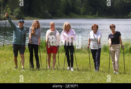 Elmau, Deutschland. 26.. Juni 2022. Christian Neureuther, ehemaliger Profi-Skifahrer. (l-r), Carrie Johnson, Ehefrau des britischen Premierministers Johnson, Miriam Neureuther, ehemalige Biathletin, Brigitte Macron, Ehefrau des französischen Präsidenten Macron, Britta Ernst, Ehefrau von Bundeskanzlerin Scholz (SPD) und Amelie Derbaudrenghien, Partnerin von EU-Ratspräsident Charles Michel während einer gemeinsamen Nordic-Walking-Tour. Deutschland wird vom 26. Bis 28. Juni G7 2022 Gastgeber des Gipfels der wirtschaftlich starken Demokratien sein. Quelle: Karl-Josef Hildenbrand/dpa/Alamy Live News Stockfoto