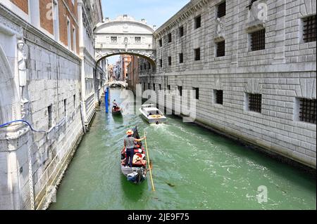 Venedig, Italien. 17. Juni 2022. Gondeln in Venedig Stockfoto