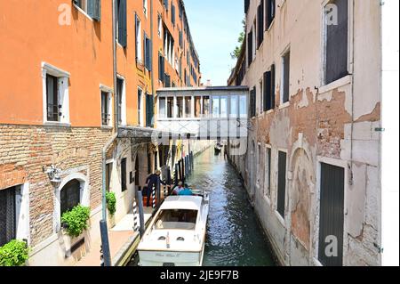 Venedig, Italien. 17. Juni 2022. Wasserkanal in Venedig Stockfoto