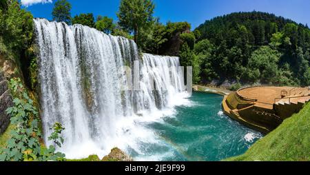 Jajce Stadt in Bosnien und Herzegowina, berühmt für den schönen Wasserfall am Fluss Pliva Stockfoto