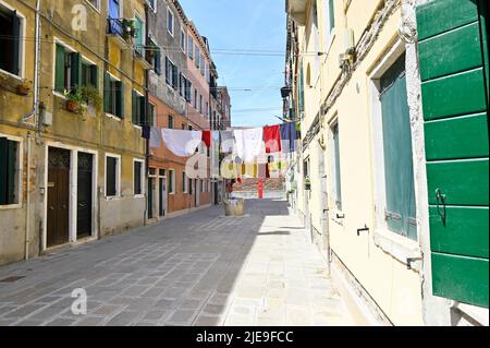 Venedig, Italien. 17. Juni 2022. Wäschereiservice zum Trocknen auf der anderen Straßenseite in Venedig Stockfoto