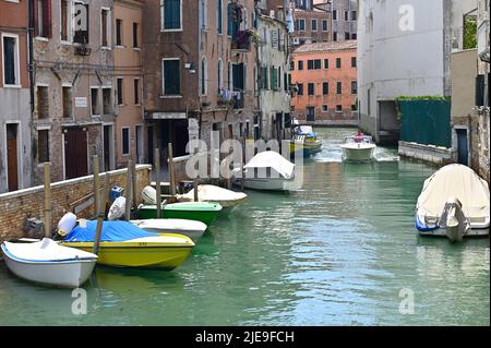 Venedig, Italien. 17. Juni 2022. Wasserkanal in Venedig Stockfoto