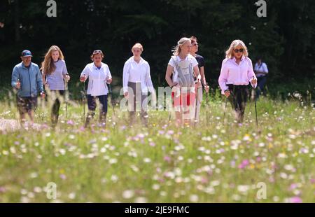 26. Juni 2022, Bayern, Elmau: Christian Neureuther, ehemaliger Profiskifahrer. (l-r), Carrie Johnson, Ehefrau des britischen Premierministers Johnson, Britta Ernst, Ehefrau des deutschen Bundeskanzlers Scholz (SPD), Miriam Neureuther, ehemalige Biathletin, Amelie Derbaudrenghien, Partnerin des EU-Ratsvorsitzenden Michel, und Brigitte Macron, Ehefrau des französischen Präsidenten Macron, auf einer gemeinsamen Nordic-Walking-Tour. Deutschland wird vom 26. Bis 28. Juni G7 2022 Gastgeber des Gipfels der wirtschaftlich starken Demokratien sein. Foto: Karl-Josef Hildenbrand/dpa Stockfoto