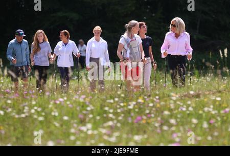 26. Juni 2022, Bayern, Elmau: Christian Neureuther, ehemaliger Profiskifahrer. (l-r), Carrie Johnson, Ehefrau des britischen Premierministers Johnson, Britta Ernst, Ehefrau des deutschen Bundeskanzlers Olaf Scholz (SPD), Miriam Neureuther, ehemalige Biathletin, Amelie Derbaudrenghien, Partnerin des EU-Ratsvorsitzenden Michel, und Brigitte Macron, Ehefrau des französischen Präsidenten Macron, auf einer gemeinsamen Nordic-Walking-Tour. Deutschland wird vom 26. Bis 28. Juni G7 2022 Gastgeber des Gipfels der wirtschaftlich starken Demokratien sein. Foto: Karl-Josef Hildenbrand/dpa Stockfoto