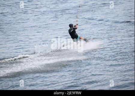 Norderstedt, Deutschland. 26.. Juni 2022. Ein Wasserskifahrer ist auf dem Stadtpark See. Quelle: Jonas Walzberg/dpa/Alamy Live News Stockfoto