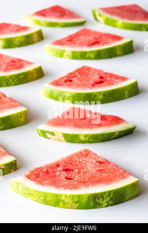 Eine Reihe frischer und saftiger Wassermelonenscheiben, die in den Hintergrund treten. Stockfoto