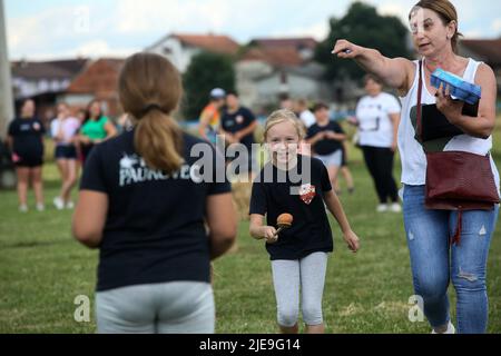 (220626) -- ZAGREB, 26. Juni 2022 (Xinhua) -- Kinder nehmen am 25. Juni 2022 an einem Ei- und Löffelrennen während der Dorfspiele im Dorf Paukovec, in der Nähe von Sveti Ivan Zelina, Kroatien, Teil. (Zeljko Hladika/PIXSELL über Xinhua) Stockfoto