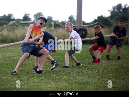 (220626) -- ZAGREB, 26. Juni 2022 (Xinhua) -- Kinder nehmen am 25. Juni 2022 an einem Tauziehen während der Dorfspiele im Dorf Paukovec, in der Nähe von Sveti Ivan Zelina, Kroatien, Teil. (Zeljko Hladika/PIXSELL über Xinhua) Stockfoto