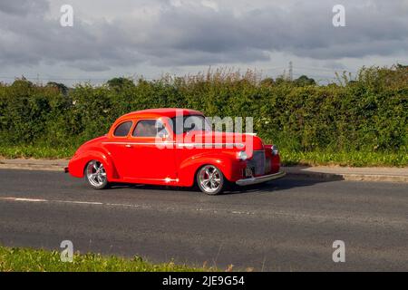 1940 rot restauriertes Chevrolet GMC 5700cc Muscle Car; geschätzt, Oldtimer, Veteran, Retro Sammlerstück, Restaurierte, geschätzte Oldtimer, Heritage Event, Oldtimer, historische Automobile auf dem Weg zum Hoghton Tower für das Supercar Summer Showtime Car Meet, das von Great British Motor Shows in Preston, Großbritannien, organisiert wird Stockfoto