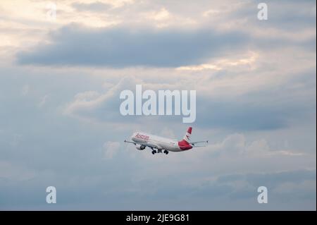 26.06.2022, Berlin, Deutschland, Europa - ein Airbus A321-200 von Austrian Airlines hebt vom Flughafen Berlin Brandenburg ab. Stockfoto