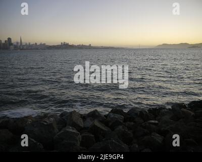 Golden Gate Bridge und Alcatraz bei Dämmerung, von der Yerba Buena Island aus gesehen Stockfoto