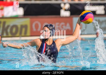 BUDAPEST, UNGARN - 26. JUNI: Juliette Dhalluin aus Frankreich während der Finalspiele der FINA World Championships Budapest 2022 1/8 in Neuseeland gegen Frankreich am 26. Juni 2022 in Budapest, Ungarn (Foto: Albert ten Hove/Orange Picts) Stockfoto