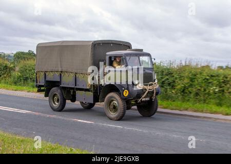 1967 60s Sixties Green Bedford LCV, Militärfahrzeug im Armeestil mit Leinenüberdacht. Bedford QL Trucks, hergestellt von Bedford für den Einsatz durch die britischen Streitkräfte im Zweiten Weltkrieg; auf dem Weg zum Hoghton Tower für das Supercar Summer Showtime Car Meet, das von Great British Motor Shows in Preston, Großbritannien, organisiert wird Stockfoto