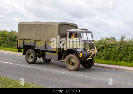 1967 60s Sixties Green Bedford LCV, Militärfahrzeug im Armeestil mit Leinenüberdacht. Bedford QL Trucks, hergestellt von Bedford für den Einsatz durch die britischen Streitkräfte im Zweiten Weltkrieg; auf dem Weg zum Hoghton Tower für das Supercar Summer Showtime Car Meet, das von Great British Motor Shows in Preston, Großbritannien, organisiert wird Stockfoto