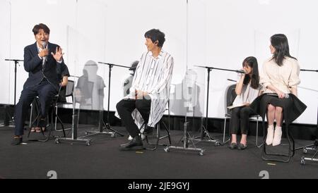 Tokio, Japan. 26.. Juni 2022. Der koreanische Schauspieler Song Kang-ho, Gang Dong-won und die Sängerin und Schauspielerin IU (Lee Ji-eun) nehmen am Sonntag, dem 26. Juni 2022, an der Bühnenbegrüßungsveranstaltung zum Film „Broker“ in Tokio, Japan, Teil. Foto von Keizo Mori/UPI Credit: UPI/Alamy Live News Stockfoto