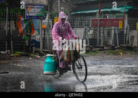 Kalkutta, Westbengalen, Indien. 26.. Juni 2022. Eine Person trägt eine Regenhülle, während sie während des Monsuns in Kalkutta auf seinem Fahrrad fährt. (Bild: © Sudipta das/Pacific Press via ZUMA Press Wire) Stockfoto