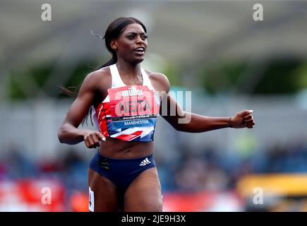 Daryll Neita gewinnt das Finale der Frauen 200m am dritten Tag der Muller UK Athletics Championships, die in der Manchester Regional Arena ausgetragen werden. Bilddatum: Sonntag, 26. Juni 2022. Stockfoto