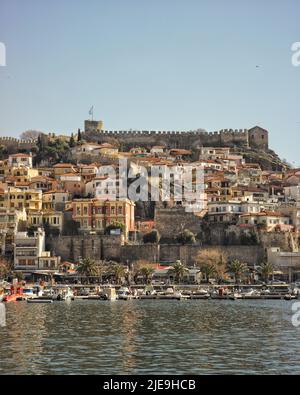 Kavala ist eine Stadt Griechenlands, die zweite im Norden des Landes und der Haupthafen von Ostmakedonien, in der Kavala Bucht vor den Tassos. Stockfoto