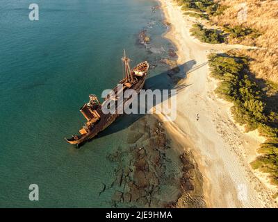 Dimitrios Schiffswrack. Das geheimnisvolle verlassene Schiff am Strand von Valtaki war ein kleines, ausgebranntes Frachtschiff, für das es mehrere Theorien gibt. Peloponnes Stockfoto