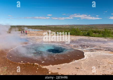 Die heiße Quelle Blesi im Geysir Geothermie-Gebiet in Island Stockfoto