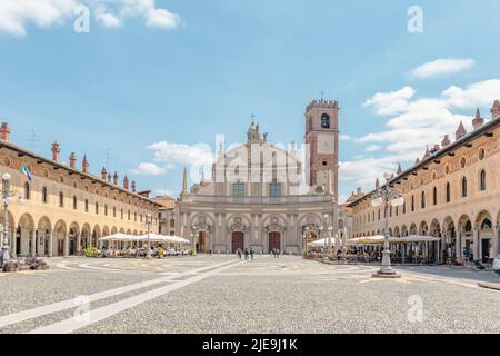 Blick auf den Platz der Kathedrale von Sant'Ambrogio. Speicherplatz kopieren Stockfoto