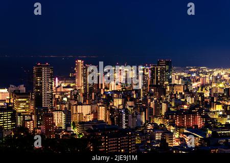 Hohe Büro- und Wohngebäude von Sannomiya in der Innenstadt von Kobe in der Nacht Stockfoto