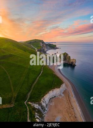 Luftaufnahme von Durdle Door bei Sonnenaufgang, Durdle Door, Jurassic Coast, Dorset, Vereinigtes Königreich, Nordeuropa Stockfoto