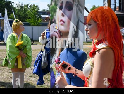 Potsdam, Deutschland. 26.. Juni 2022. Cosplayer Annika als Miss Fortune gibt vom 26,06. Bis 03.07.2022 einen Workshop für Interessierte auf dem literaturfestival lit:potsdam 10. unter dem Motto 'What connects US' in der Schiffbauergasse. Das Festival 2022 startet mit der Brandenburg Story Fair, wo sich regionale Verlage und die Cosplay-Szene präsentieren. Quelle: Jens Kalaene/dpa/ZB/dpa/Alamy Live News Stockfoto