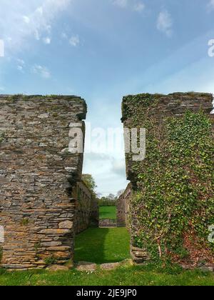 Eine Steinmauer. Mittelalterliche Ruinen. Arundel Grain Store, Ring, in der Nähe von Clonakilty, West Cork. Der Getreidespeicher des 16.. Jahrhunderts wurde gebaut, um Getreide für die Ne zu speichern Stockfoto