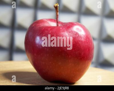 Ein großer roter Apfel. Apfel der Sorte Red Chief. Stockfoto