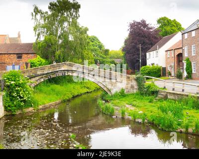 17C Pack Pferd Brücke über den Fluss Leven in Stokesley North Yorkshire, entlang der alten Lastesel aus Durham nach York Stockfoto