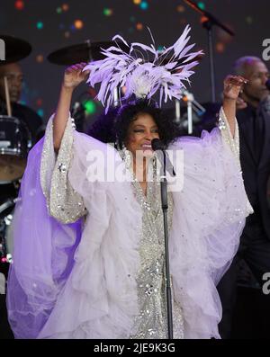 Die Soulsängerin Diana Ross füllt während des Glastonbury Festivals auf der Worthy Farm in Somerset den Sonntagslegendenplatz auf der Pyramid Stage. Bilddatum: Sonntag, 26. Juni 2022. Stockfoto