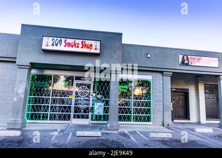 Ein Smoke Shop und Body Sculpting Shop in Modesto California USA Stockfoto
