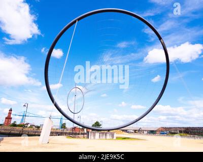 Temenos der Middlesbrough-Kunst im öffentlichen Raum-Installation des Künstlers Anish Kapoor mit dem Transporter zu überbrücken, hinter Stockfoto