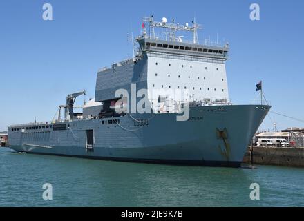 22/06/2022 Portsmouth UK RFA Mounts Bay A 176,6m (579,4ft) Royal Navy Bay-Class Hilfslandedock an der Kings Stairs Jetty, HMNB Stockfoto