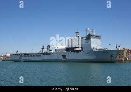 22/06/2022 Portsmouth UK RFA Mounts Bay A 176,6m (579,4ft) Royal Navy Bay-Class Hilfslandedock an der Kings Stairs Jetty, HMNB Stockfoto