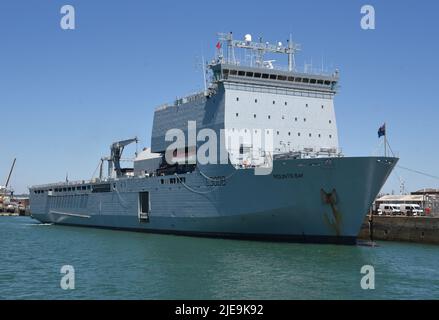 22/06/2022 Portsmouth UK RFA Mounts Bay A 176,6m (579,4ft) Royal Navy Bay-Class Hilfslandedock an der Kings Stairs Jetty, HMNB Stockfoto