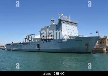 22/06/2022 Portsmouth UK RFA Mounts Bay A 176,6m (579,4ft) Royal Navy Bay-Class Hilfslandedock an der Kings Stairs Jetty, HMNB Stockfoto