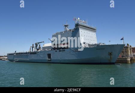 22/06/2022 Portsmouth UK RFA Mounts Bay A 176,6m (579,4ft) Royal Navy Bay-Class Hilfslandedock an der Kings Stairs Jetty, HMNB Stockfoto